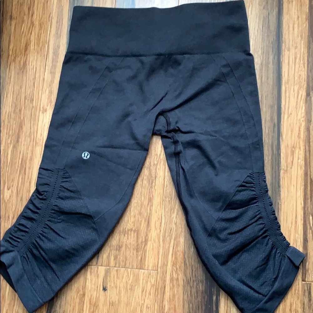 Black lululemon ebb to street crop